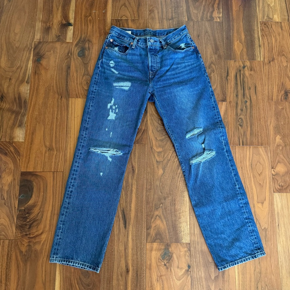 LIKE NEW Levi’s Distressed Mid Rise 501 Jean